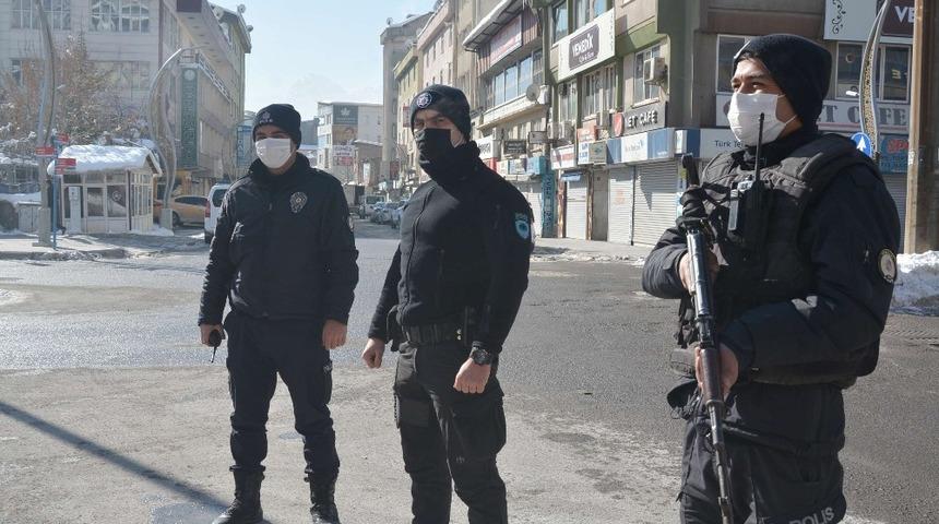 Hakkari&rsquo;de kısıtlama denetimleri s&uuml;r&uuml;yor