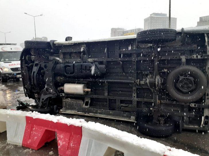 Kadıköy’de araç bariyerlere çarpıp, yan yattı G1