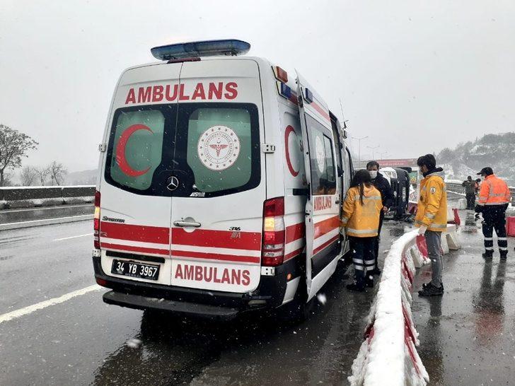 Kadıköy’de araç bariyerlere çarpıp, yan yattı G2
