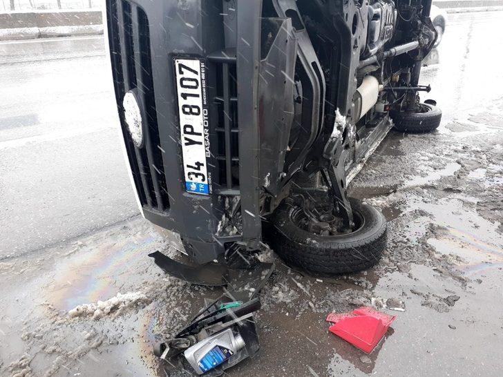 Kadıköy’de araç bariyerlere çarpıp, yan yattı G3