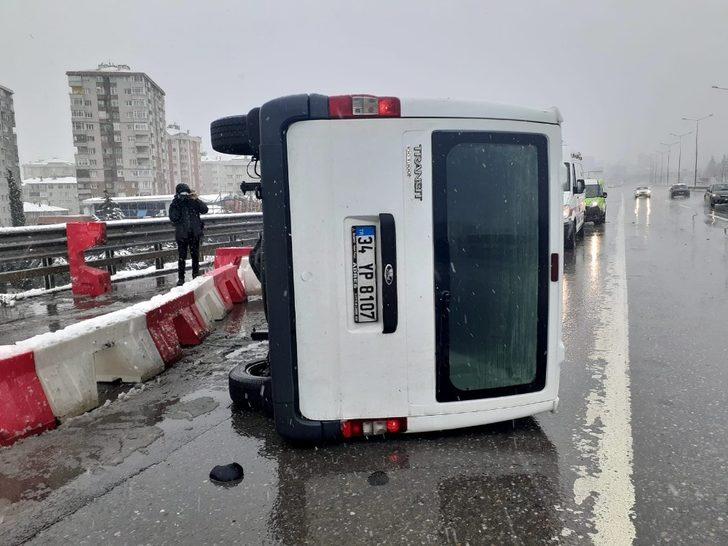 Kadıköy’de araç bariyerlere çarpıp, yan yattı G4