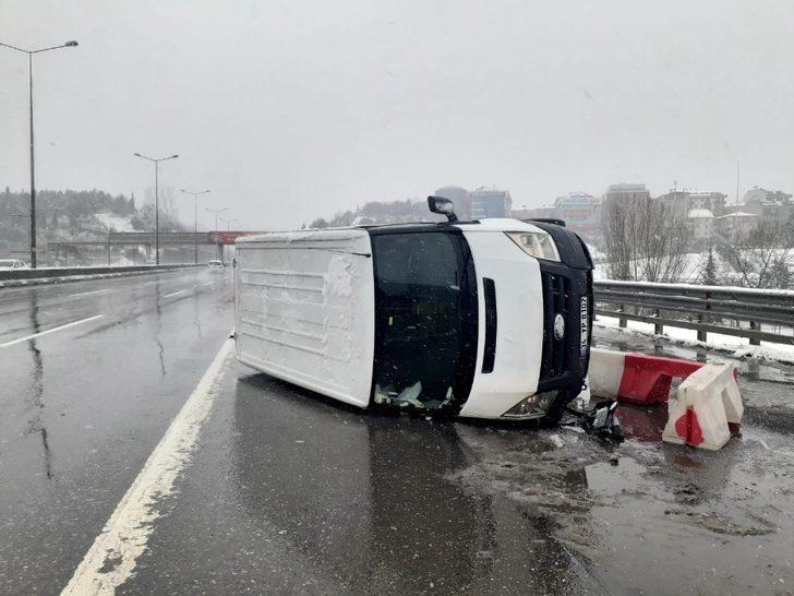 Kadıköy’de araç bariyerlere çarpıp, yan yattı G5