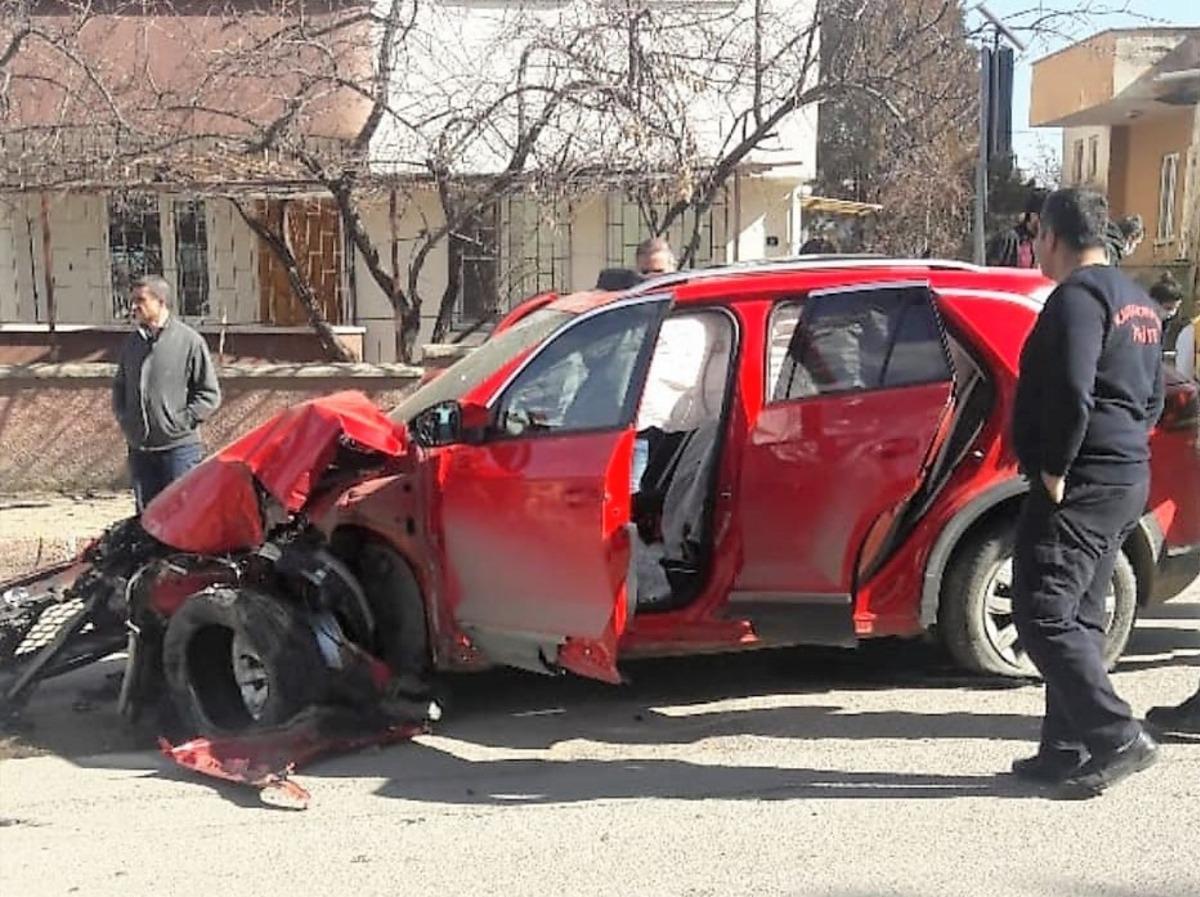 Kahramanmaraş&rsquo;ta otomobil elektrik direğine &ccedil;arptı: 5 yaralı