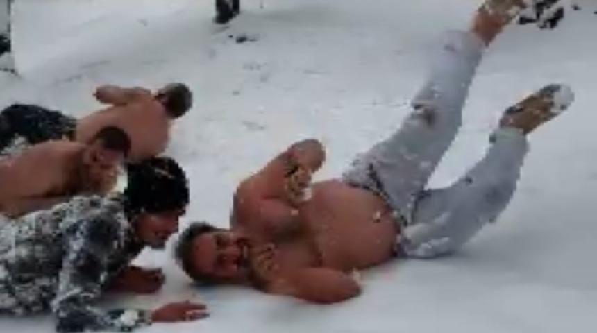 Bursa'da şaşırtan anlar: Yarı çıplak kartopu oynadılar