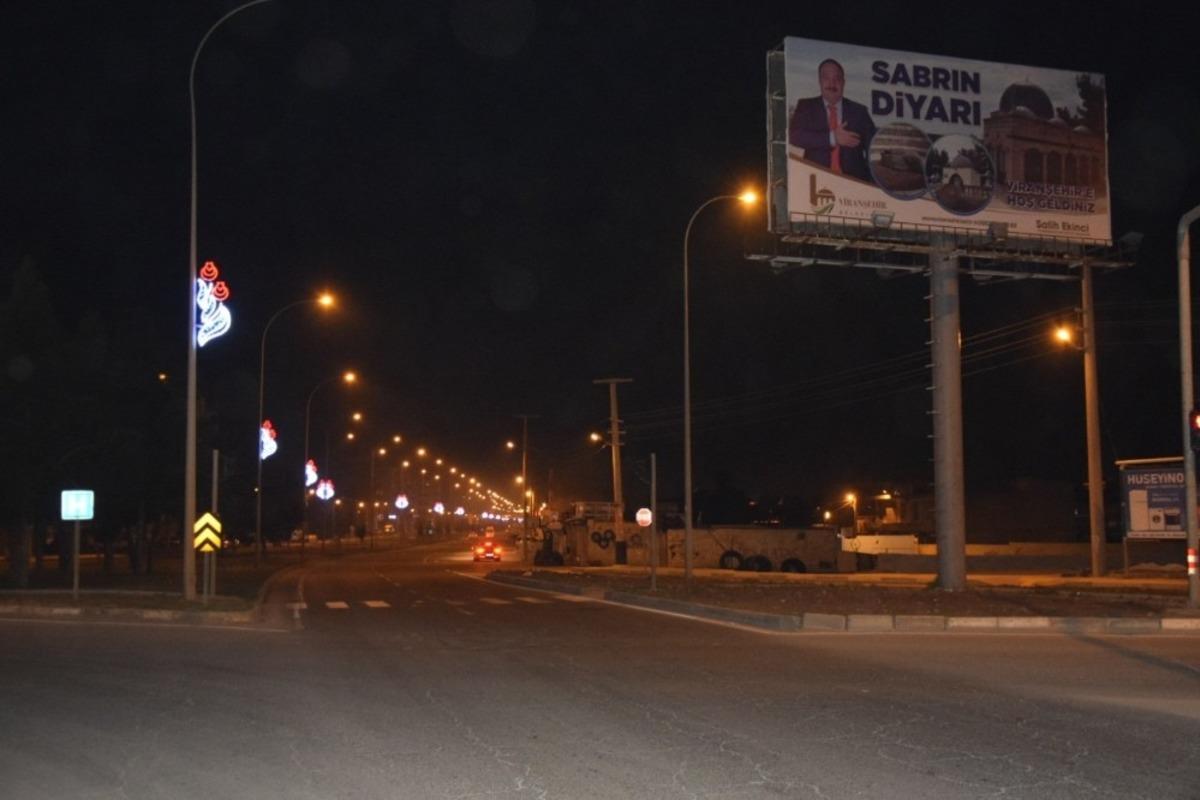 Viranşehir Belediyesi ref&uuml;jleri ışıklandırdı