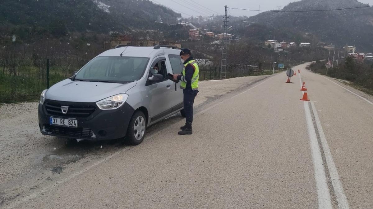 Sokağa &ccedil;ıkma kısıtlamasında s&uuml;r&uuml;c&uuml;ler denetlendi