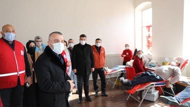 Vefa gönüllülerinden Kızılay’a destek