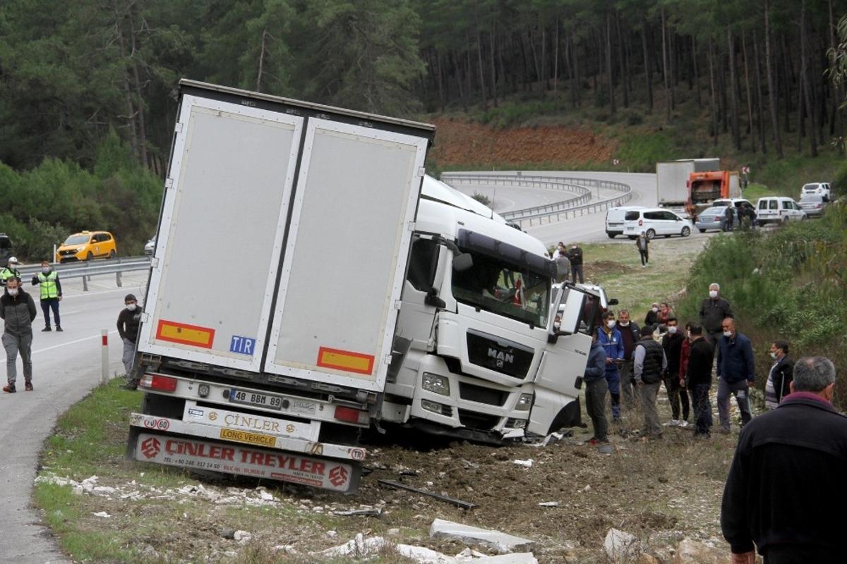Fethiye&rsquo;de kaza yapan tırın s&uuml;r&uuml;c&uuml;s&uuml; &ouml;ld&uuml;