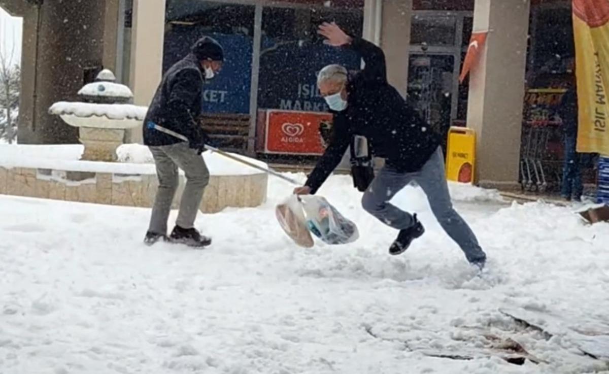 Kaygan zemine adım atan onlarca kişi d&uuml;şt&uuml;