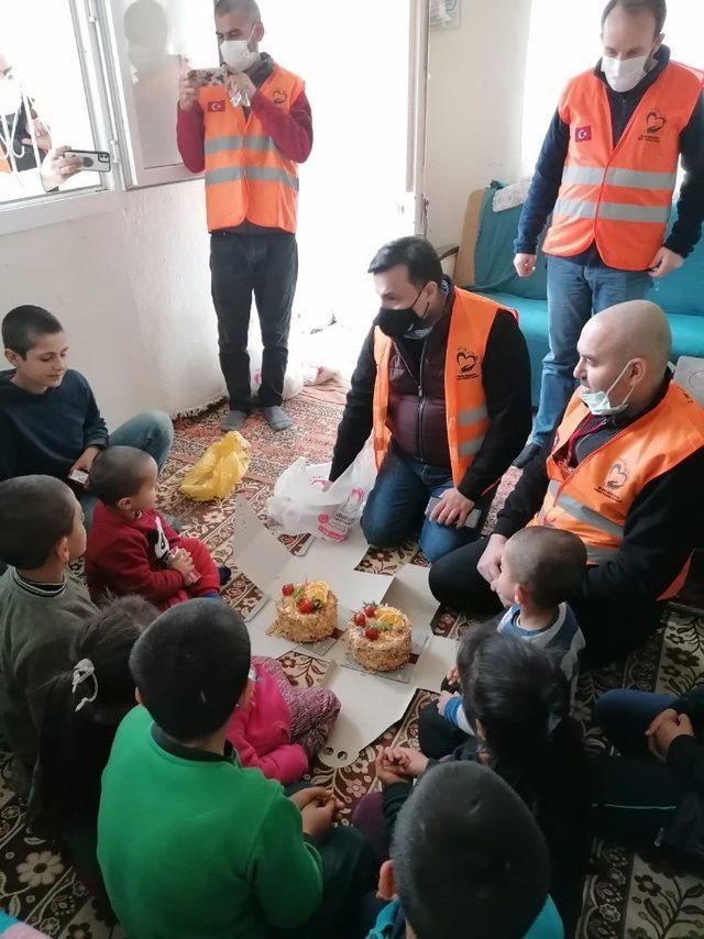 İyilik İçin Derneği’nden kısıtlamada çocuklara doğum günü sürprizi