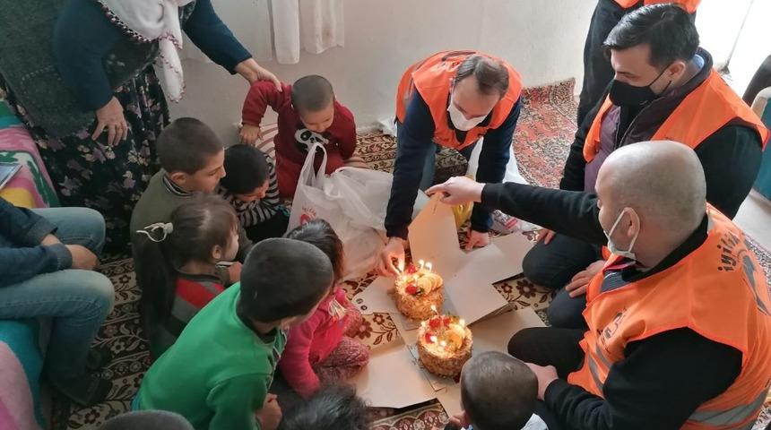 İyilik İ&ccedil;in Derneği&rsquo;nden kısıtlamada &ccedil;ocuklara doğum g&uuml;n&uuml; s&uuml;rprizi