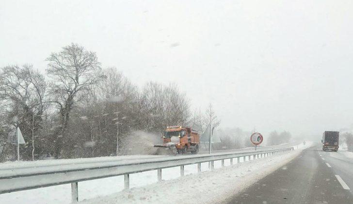 Biga’da yoğun kar nedeniyle ağır tonajlı araçlar bekletiliyor G1