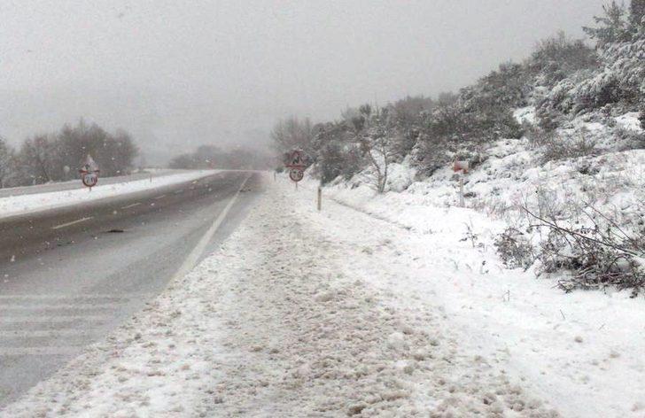 Biga’da yoğun kar nedeniyle ağır tonajlı araçlar bekletiliyor G2