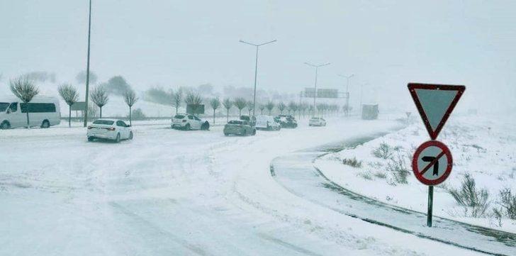 Biga’da yoğun kar nedeniyle ağır tonajlı araçlar bekletiliyor G3