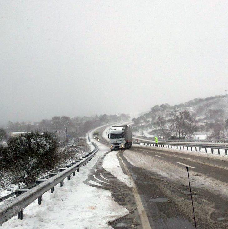 Biga’da yoğun kar nedeniyle ağır tonajlı araçlar bekletiliyor G5