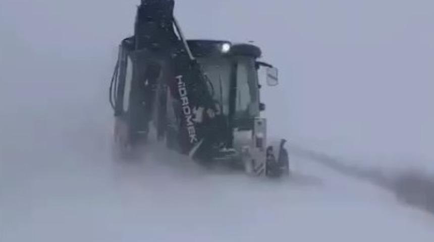 Edirne&rsquo;de karla kaplanan k&ouml;y yollarının kapanmaması i&ccedil;in &ccedil;alışmalar s&uuml;r&uuml;yor