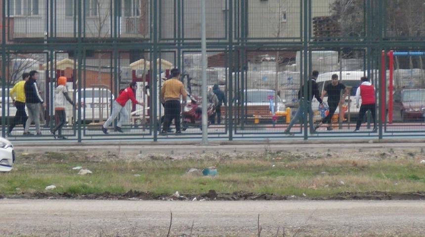 Kısıtlamayı umursamayıp top oynadılar!