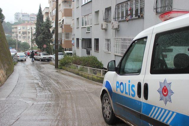 İzmir’de apartman boşluğuna düşen yaşlı adam öldü