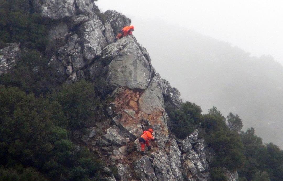 Karayolunda tehlike oluşturan kayalar temizleniyor