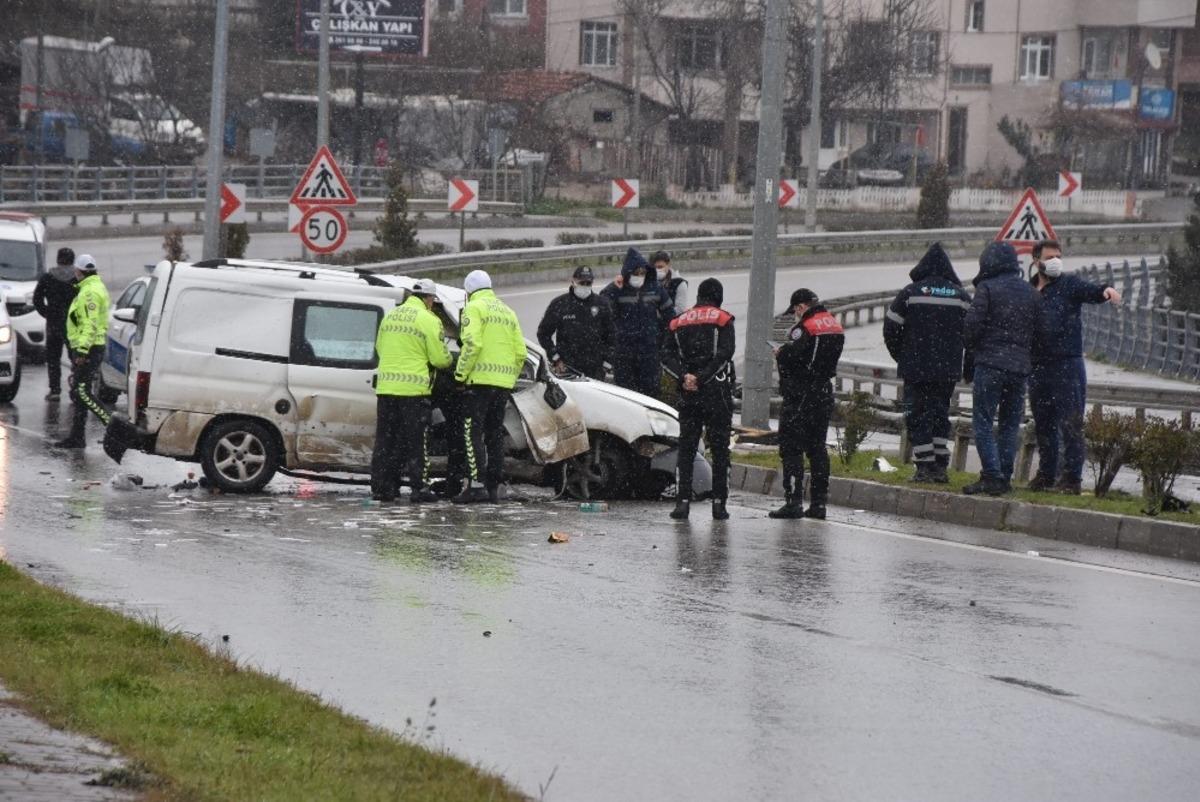 Sinop&rsquo;ta eve servis yapan market aracı kaza yaptı: 2 yaralı