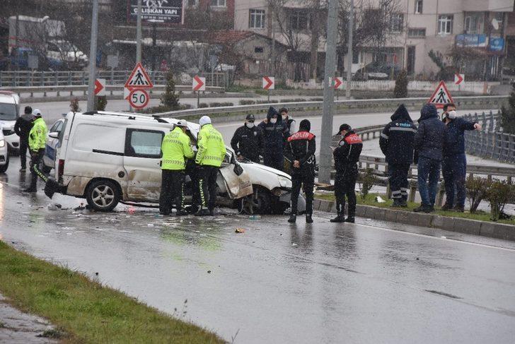 Sinop’ta eve servis yapan market aracı kaza yaptı: 2 yaralı G1