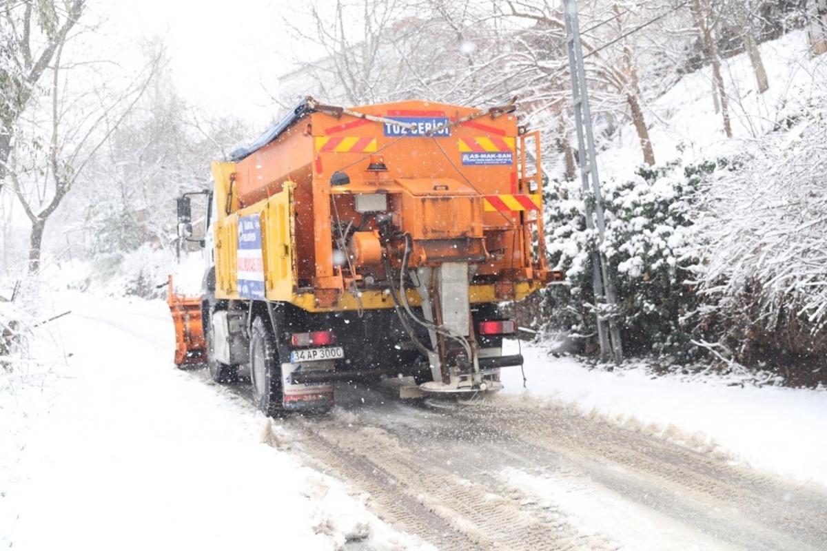 Kartal Belediyesi karla m&uuml;cadelede ekipleri 7/24 g&ouml;rev başında