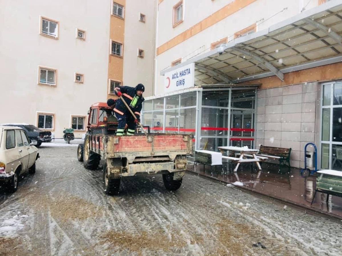 Yolda mahsur kalan s&uuml;r&uuml;c&uuml;lerin yardımına Ezine Belediyesi yetişti