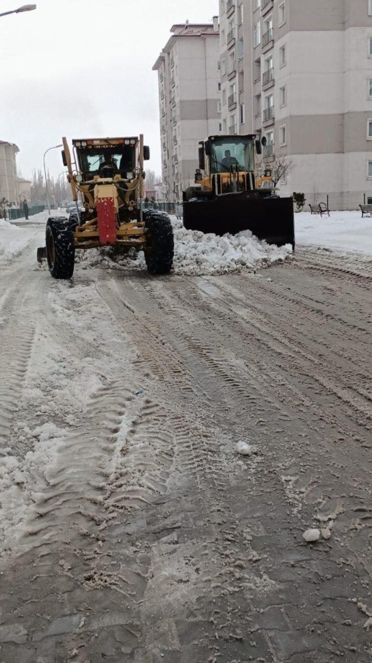 Ağrı’da kar temizleme çalışmaları sürüyor G3