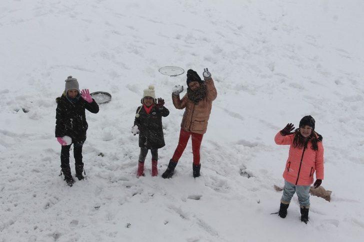 Manyas’ta kara en çok çocuklar sevindi G1