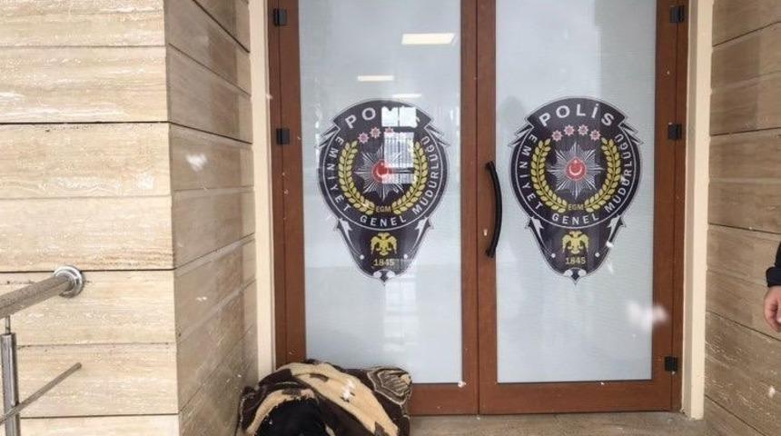 Soğuktan üşüyen köpeğin üzerini battaniyeyle örttüler