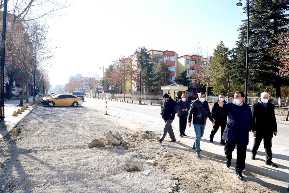 Malatya İstasyon Caddesinde yol genişletme &ccedil;alışmaları s&uuml;r&uuml;yor