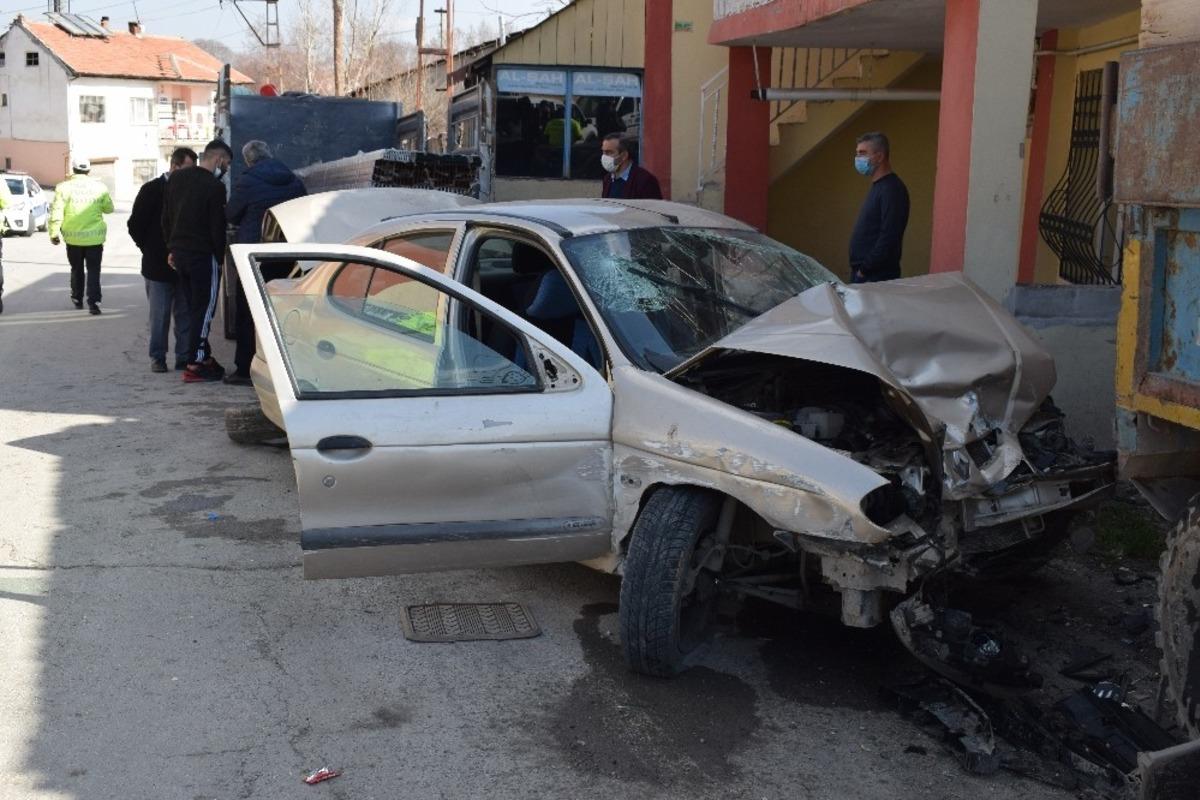 Dur ihtarına uymayarak ka&ccedil;an otomobil kaza yaptı: 2 yaralı