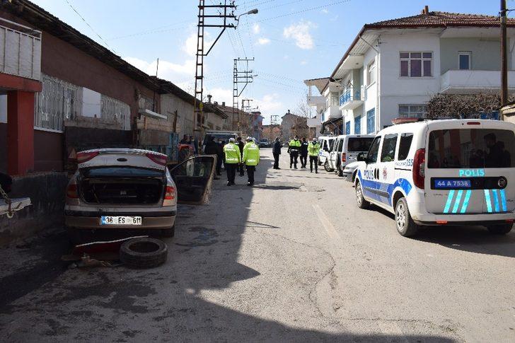 Dur ihtarına uymayarak kaçan otomobil kaza yaptı: 2 yaralı G2