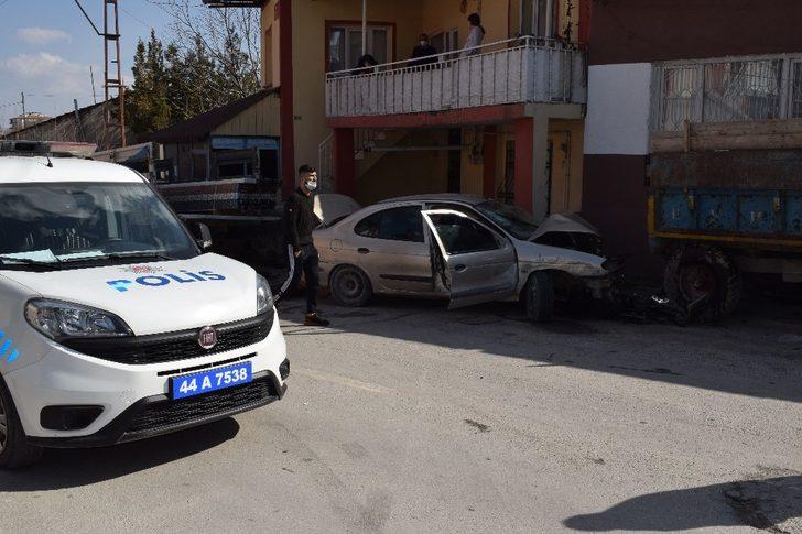 Dur ihtarına uymayarak kaçan otomobil kaza yaptı: 2 yaralı G3