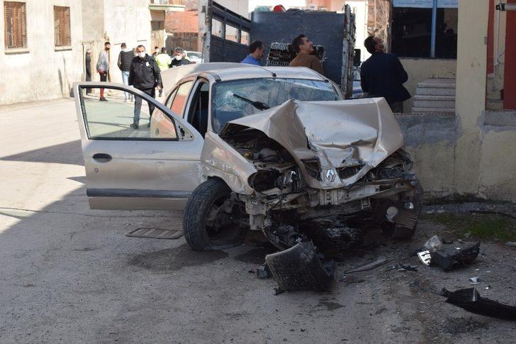 Dur ihtarına uymayarak kaçan otomobil kaza yaptı: 2 yaralı G4