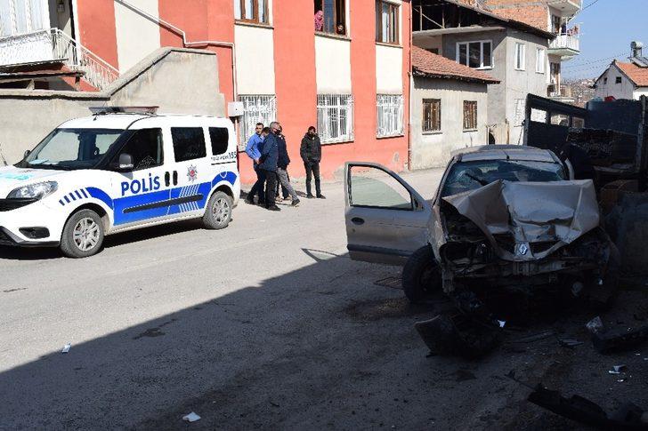 Dur ihtarına uymayarak kaçan otomobil kaza yaptı: 2 yaralı G5