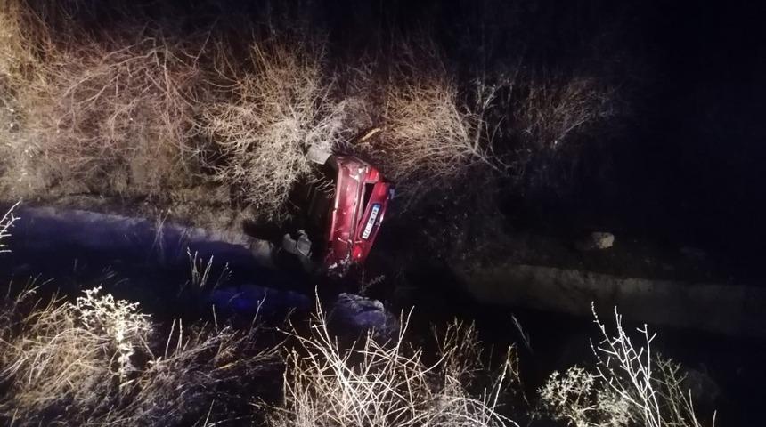 Su kanalına d&uuml;şen otomobilde maddi hasar meydana geldi