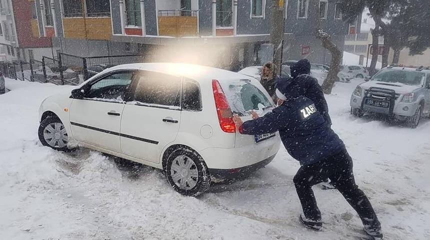 Tekirdağ'da yolda kalan sürücülerin imdadına zabıta yetişti