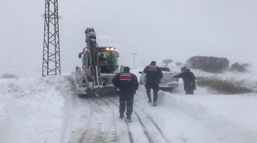 Lapseki&rsquo;de &ccedil;iftlik evinde mahsur kalan vatandaş kurtarıldı