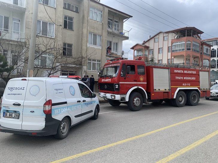Isparta’da baba ve bebeği yanmaktan yoldan geçen bir vatandaş sayesinde kurtuldu G5