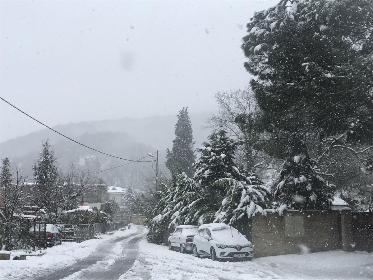 Beykoz&rsquo;da kar kalınlığı 20 santime ulaştı