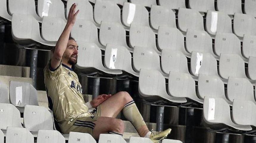 Oyundan alınan Fenerbah&ccedil;eli Caner Erkin, saha kenarındaki şişeleri tekmeledi