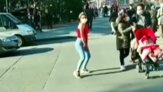 Kırmızı ışıkta Twerk dansı yaptı! Ailesi sırtını döndü