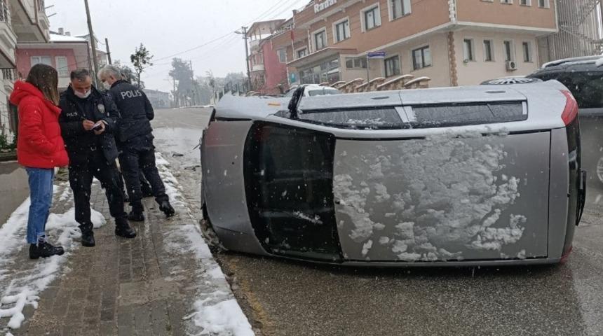 Karda kayan otomobil ağaca &ccedil;arptı