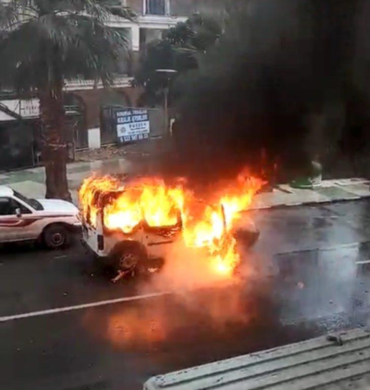 Alevlere teslim olan araç 3 dakikada küle döndü G4