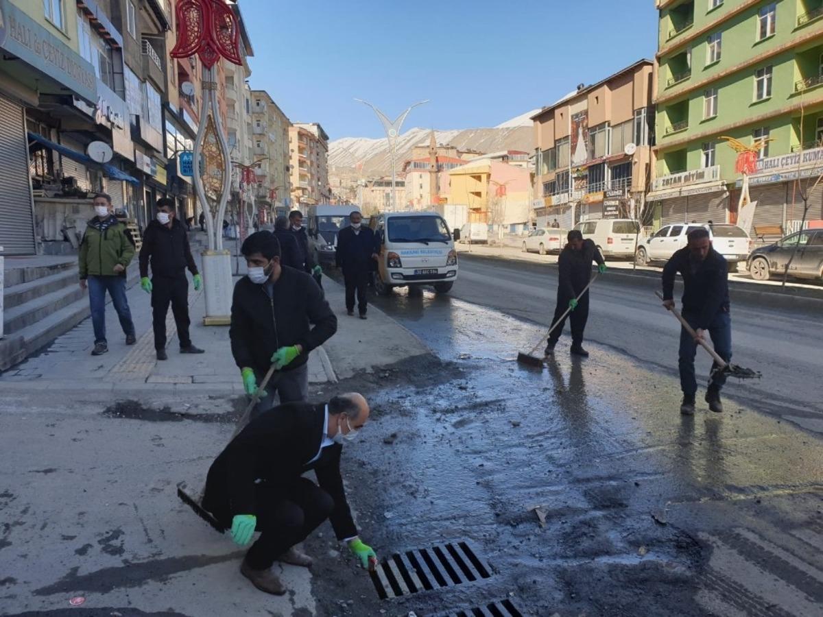 Hakkari&rsquo;de kısıtlama sessizliğinde temizlik seferberliği