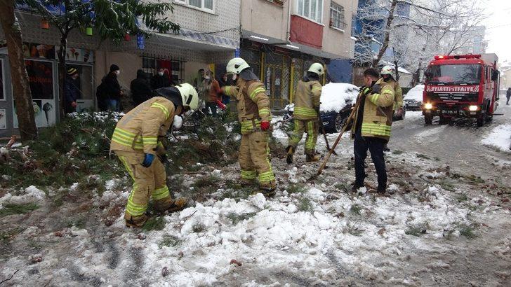 Sancaktepe’de devrilen ağaç yolu kapadı G3