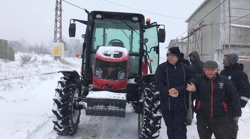 Köyde mahsur kalan yaşlı çifti ekipler kurtardı