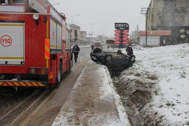 Takla atan araçta sıkışan sürücüyü itfaiye kurtardı