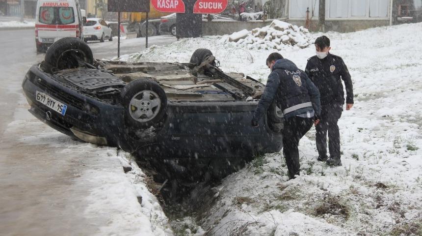Takla atan araçta sıkışan sürücüyü itfaiye kurtardı